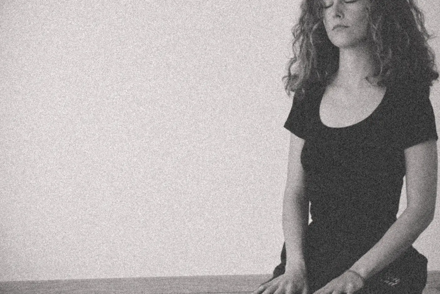 Eva assise, les yeux fermés, dans le studio